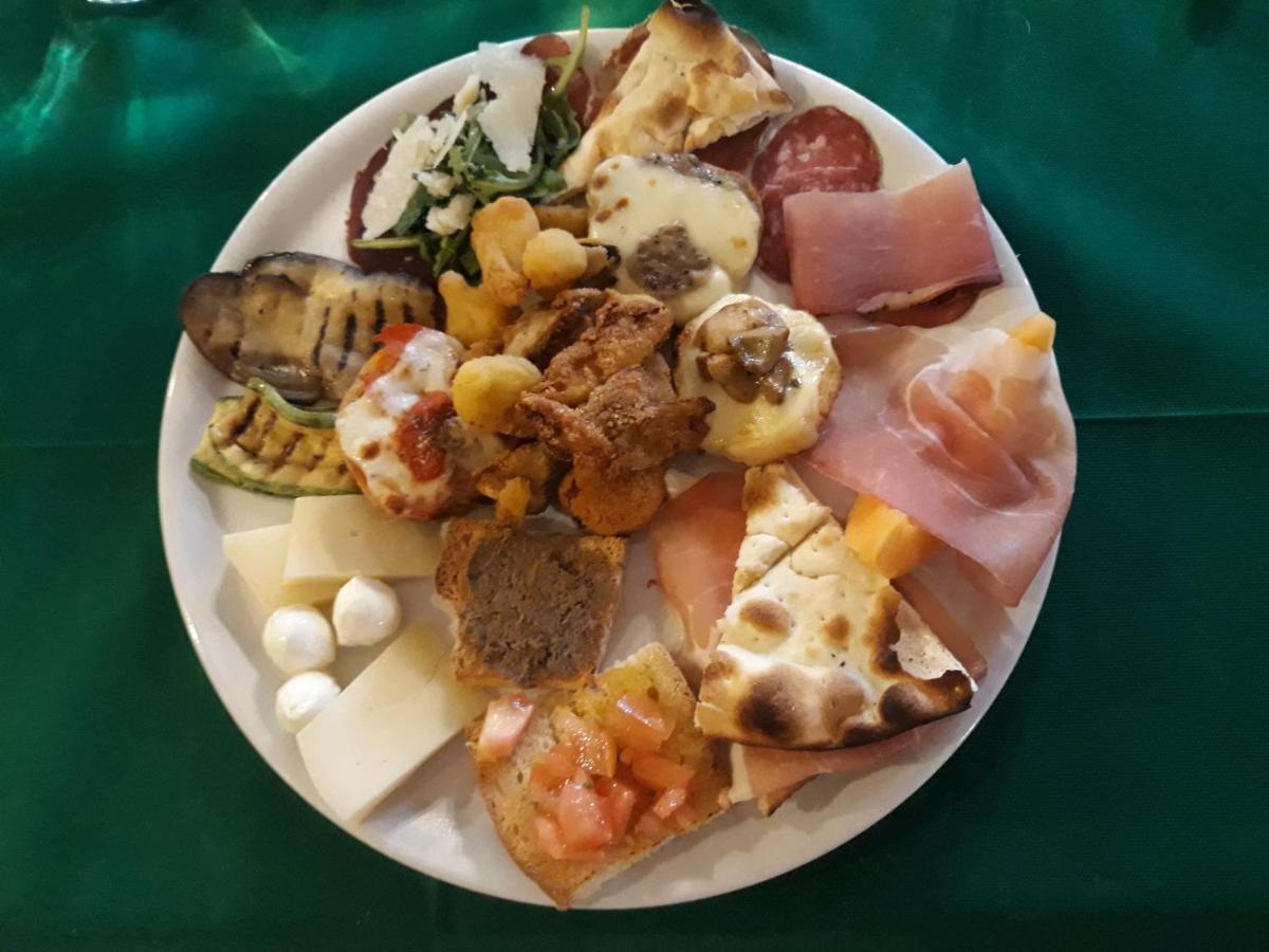 Hotel Ristorante Montenerone Apecchio Bagian luar foto