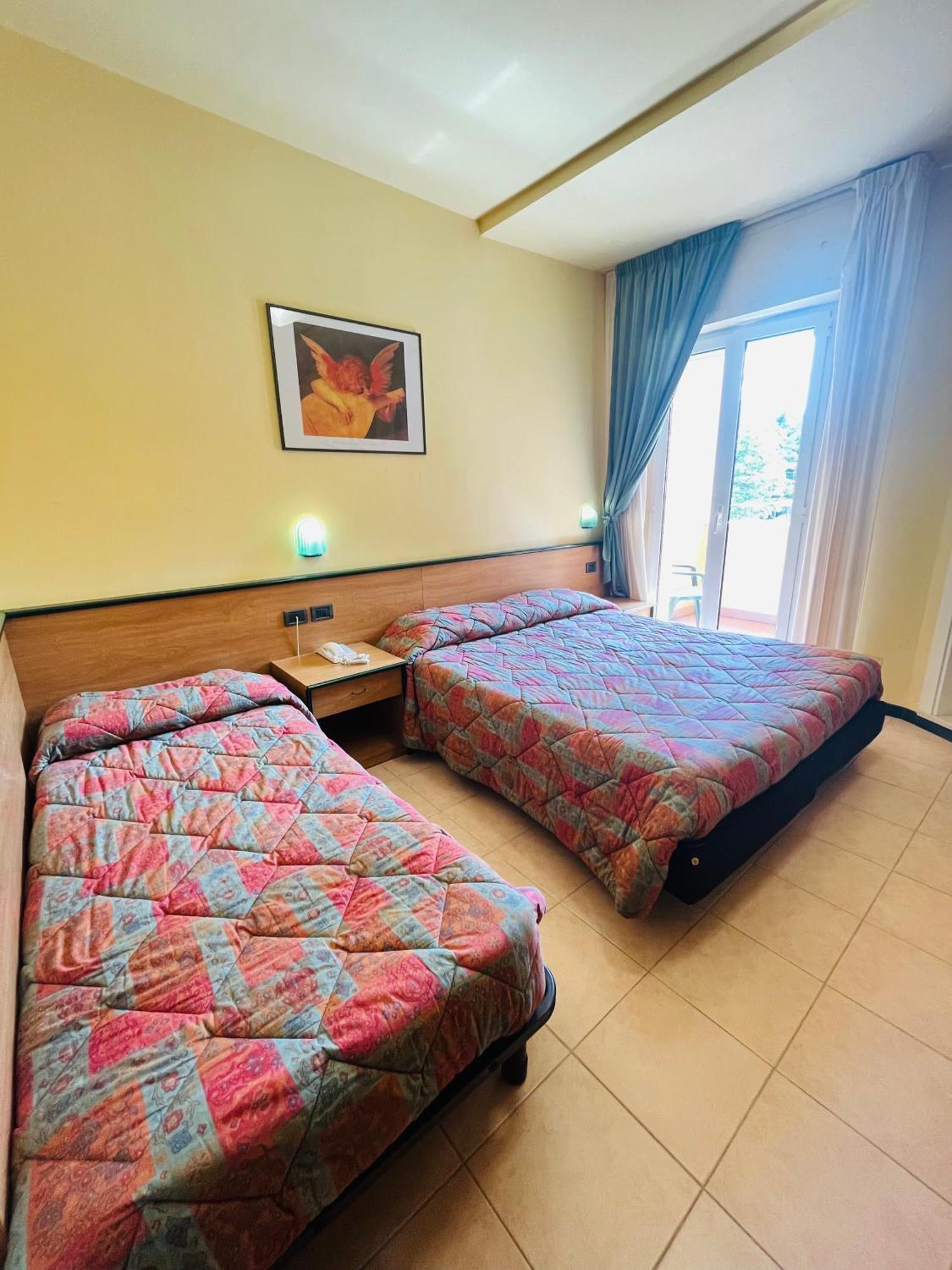 Hotel Ristorante Montenerone Apecchio Bagian luar foto