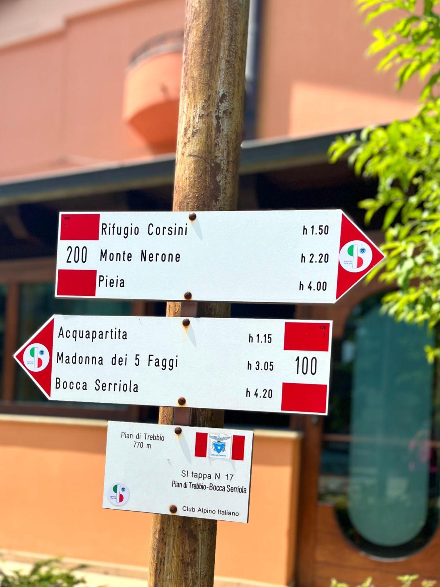Hotel Ristorante Montenerone Apecchio Bagian luar foto