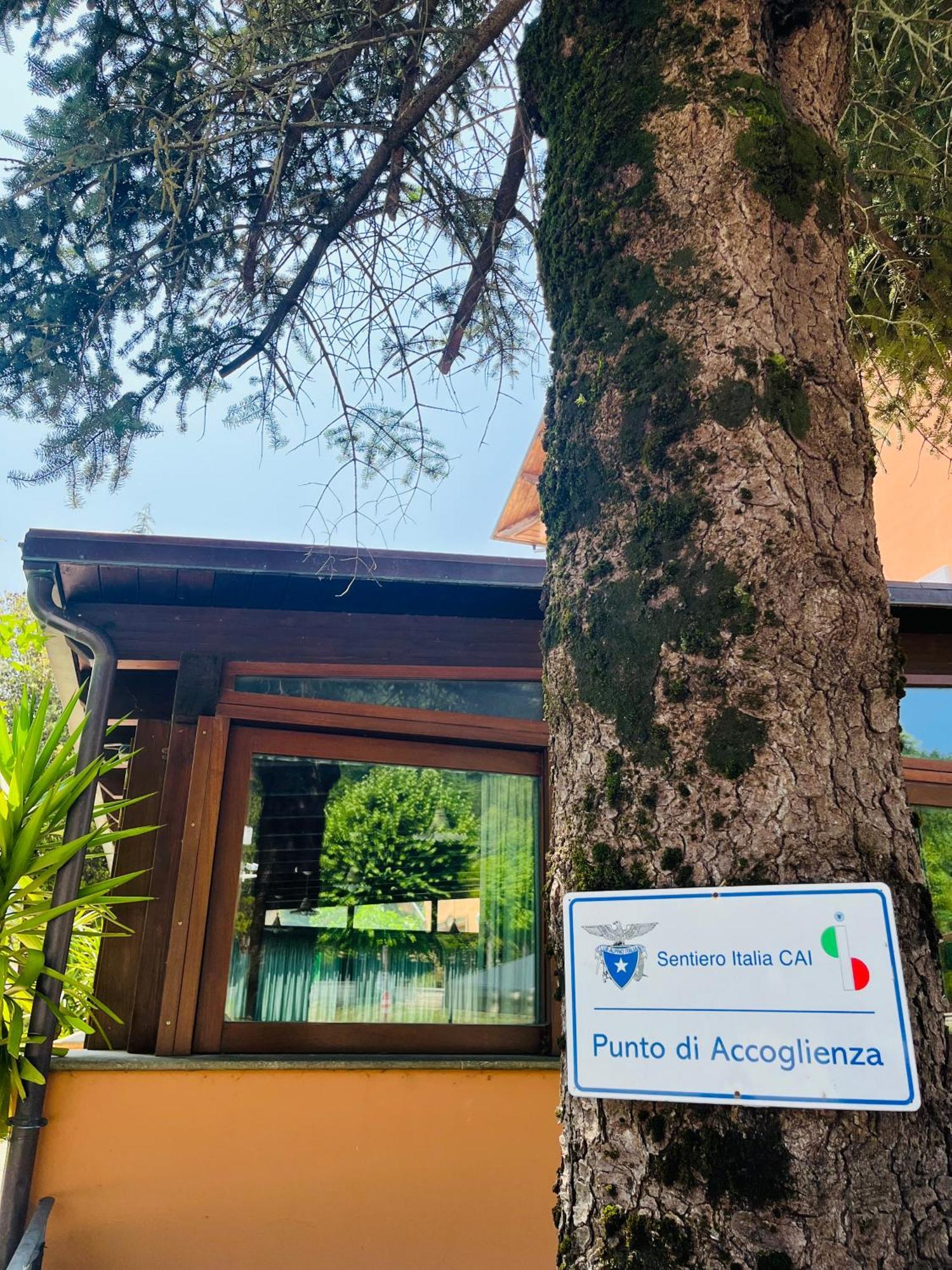Hotel Ristorante Montenerone Apecchio Bagian luar foto