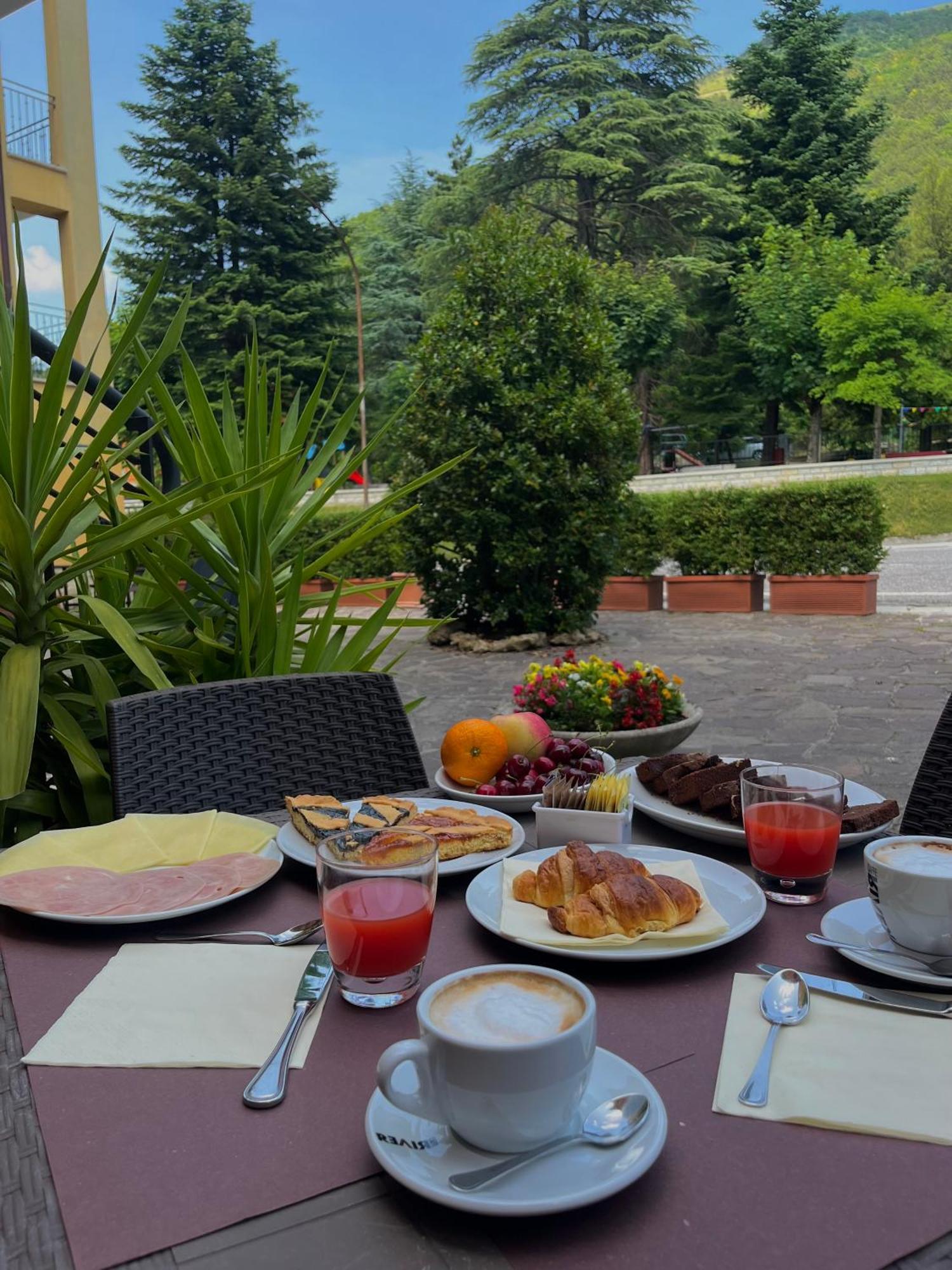 Hotel Ristorante Montenerone Apecchio Bagian luar foto