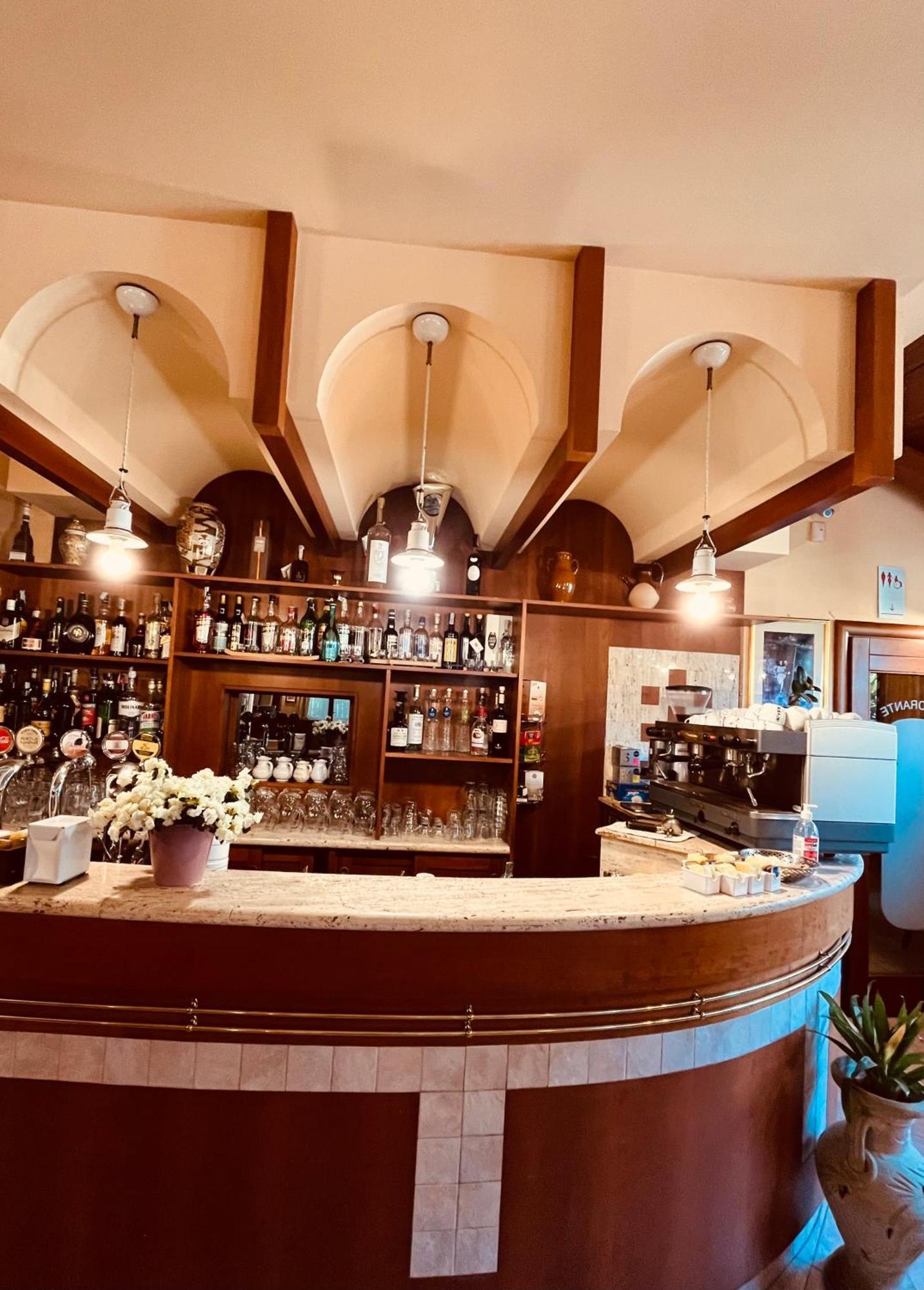 Hotel Ristorante Montenerone Apecchio Bagian luar foto