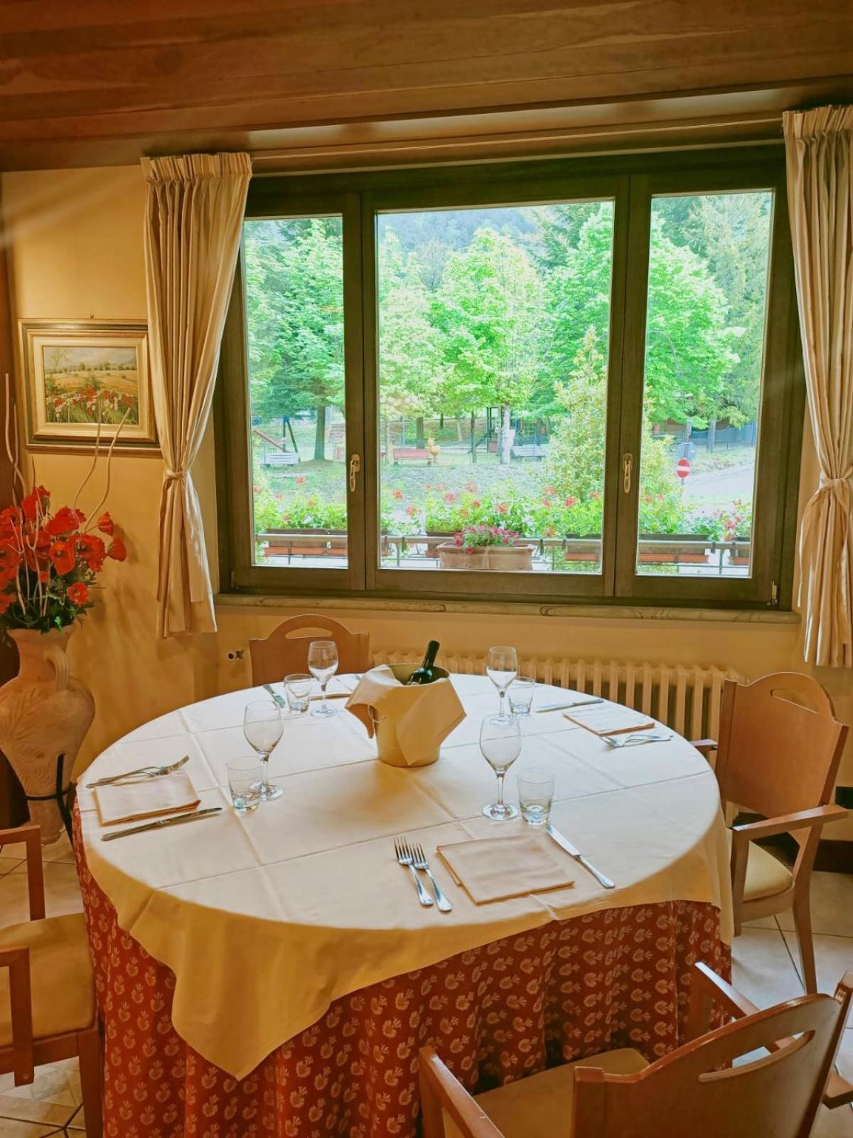 Hotel Ristorante Montenerone Apecchio Bagian luar foto