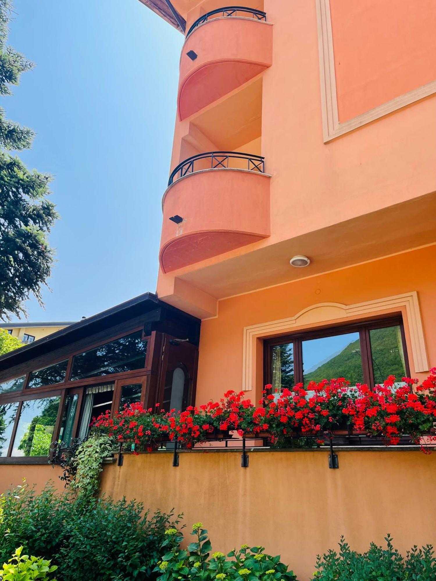 Hotel Ristorante Montenerone Apecchio Bagian luar foto