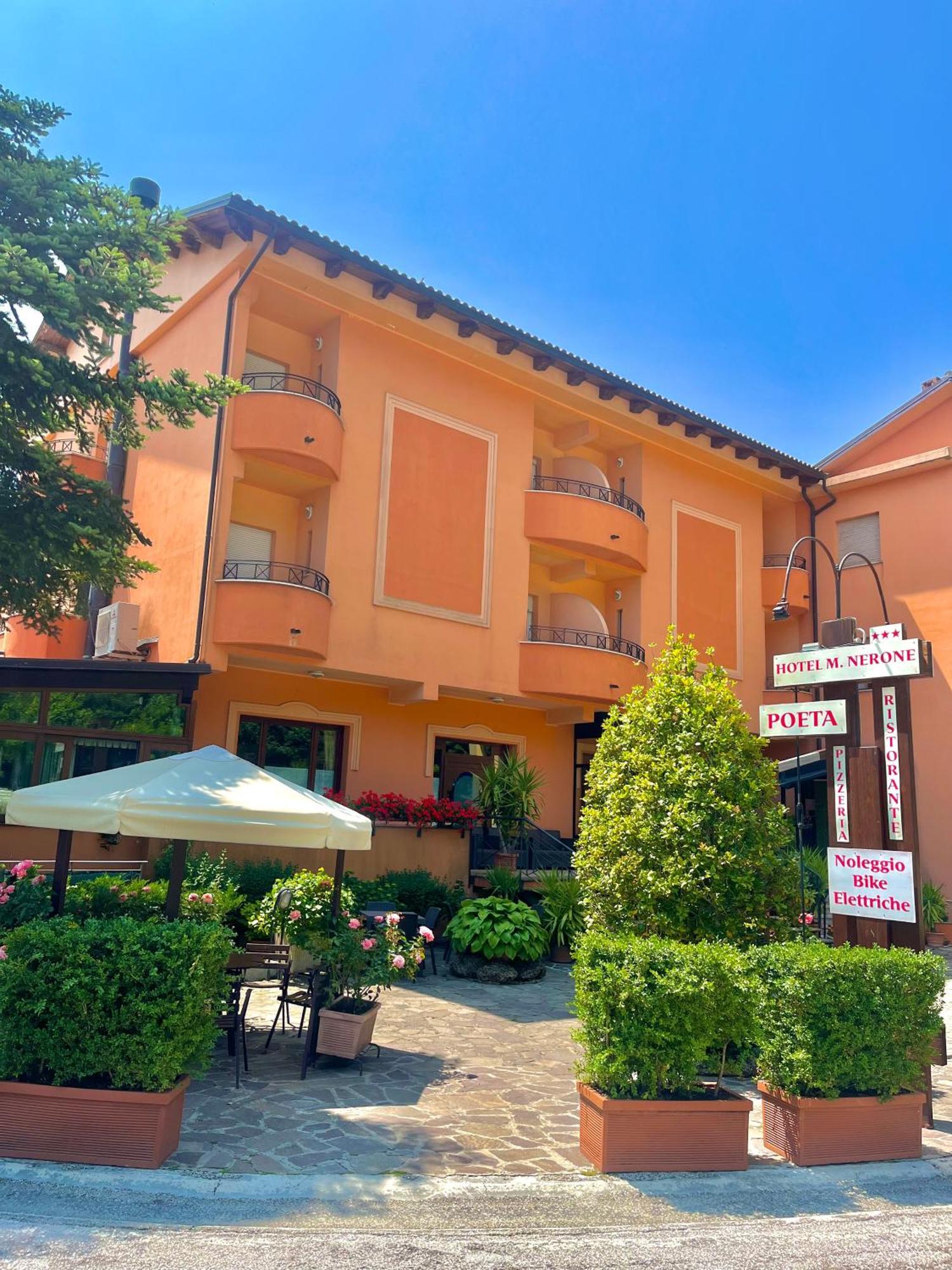 Hotel Ristorante Montenerone Apecchio Bagian luar foto