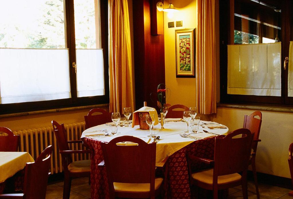 Hotel Ristorante Montenerone Apecchio Bagian luar foto